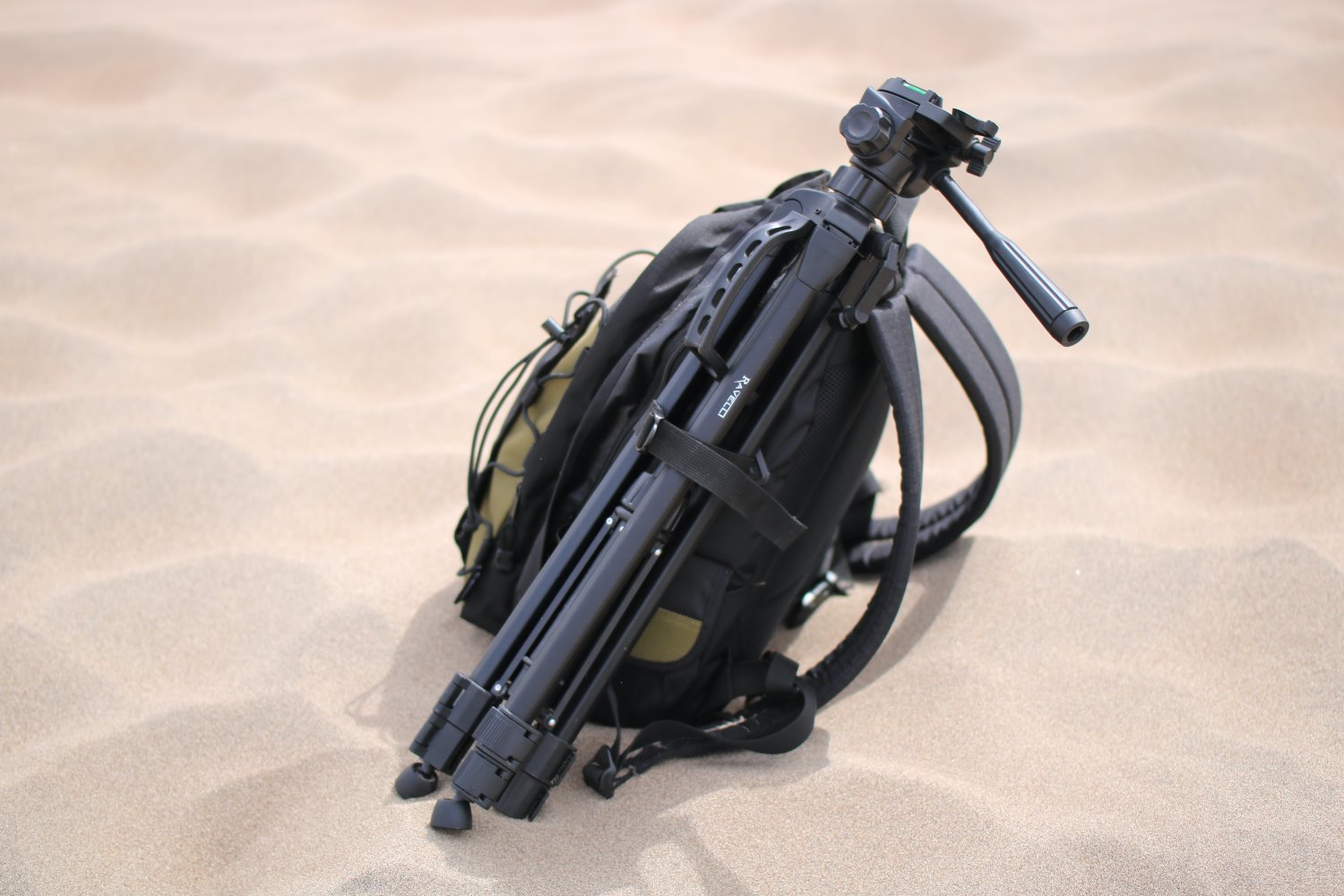 camera bag with tripod